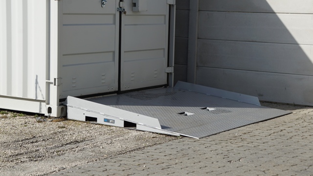 Kontener_beallo_rampa_8tonna (1).JPG